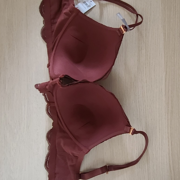 Elegant Lace Bralette in Burgundy - Picture 3 of 6